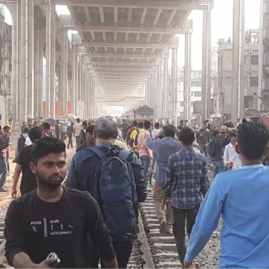 তিতুমীরের শিক্ষার্থীদের এবার রেললাইন অবরোধ