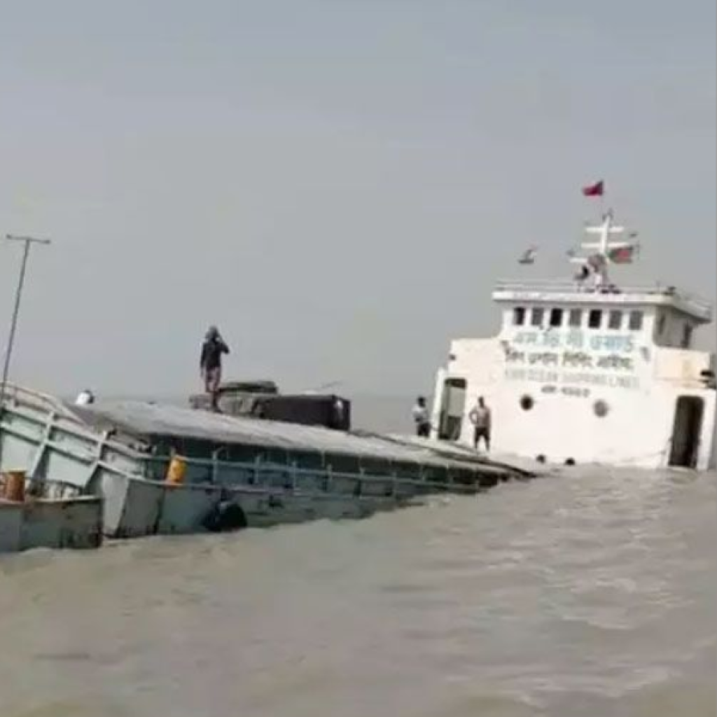 পশ্চিমবঙ্গের মুরিগঙ্গা নদীতে ডুবল বাংলাদেশি জাহাজ