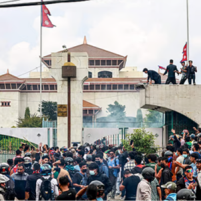 নেপালে তরুণদের বিক্ষোভ-সহিংসতা